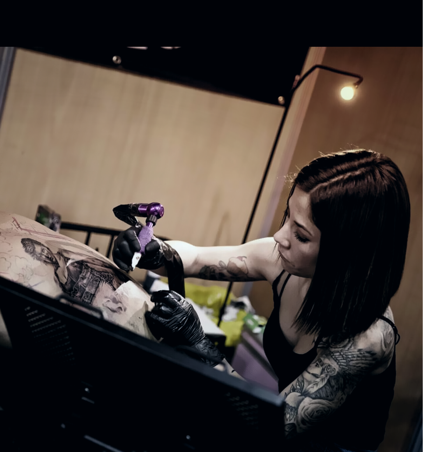 portrait de skinny en train de tatouer